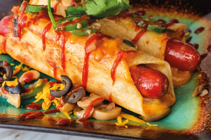 Hot dogi w tortilli z majonezem Develey z chili Jalapeño