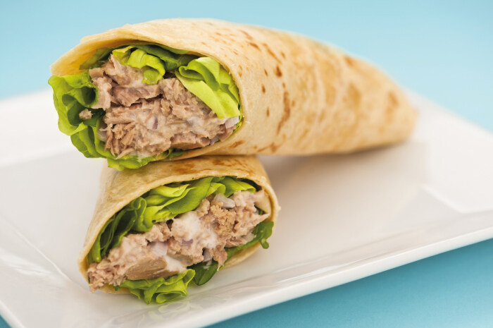 Tortilla z pastą z tuńczyka i majonezem Develey z zielonym pesto