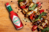 Roladki z bakłażana nadziewane serem doprawione TABASCO® Pepper Sauce, świeżą bazylią i suszonymi pomidorami